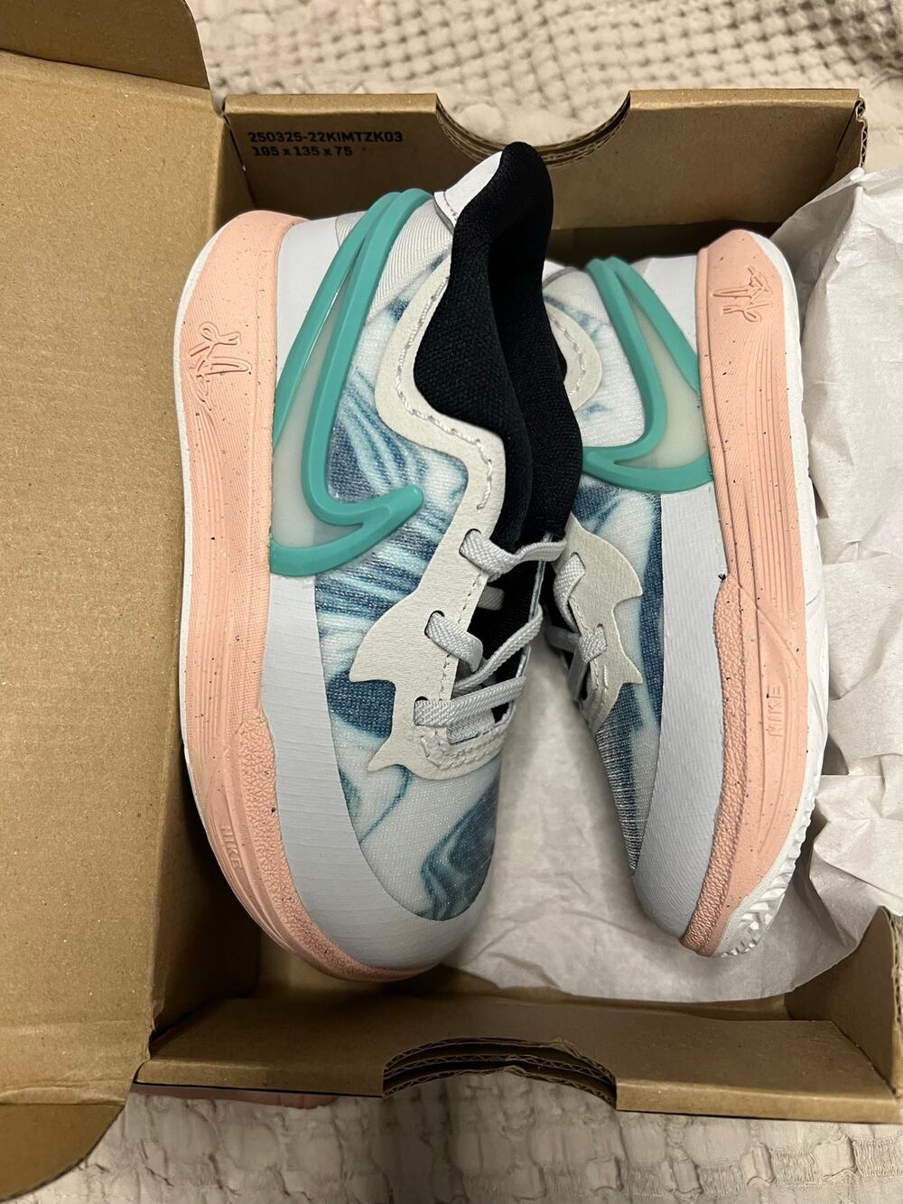 Nike Kyrie Low Kids Basketball Sneakers Low Top Lace Up White/Blue/Pink US 8c